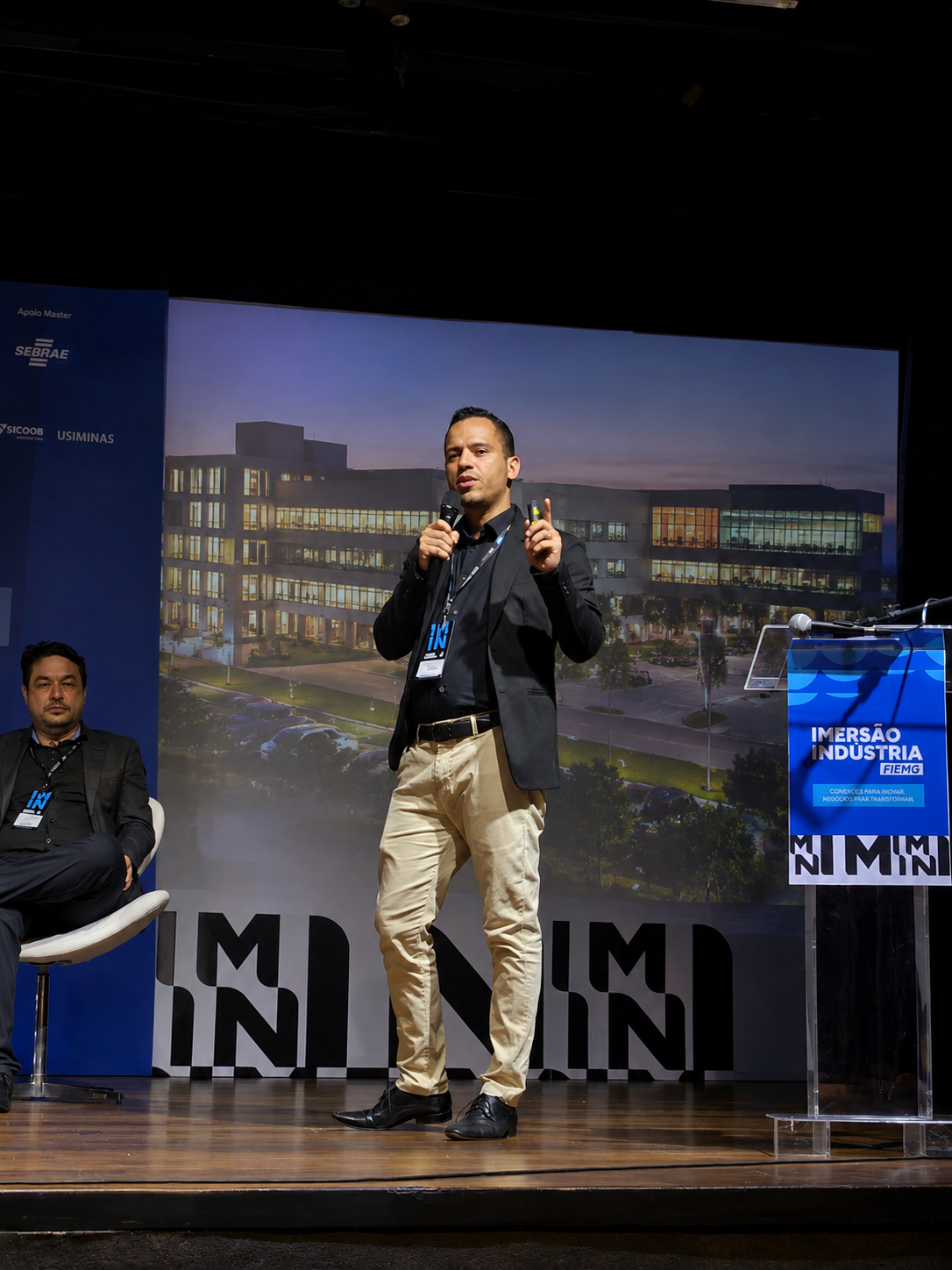 Davison Cardoso palestrando em evento de indústria e tecnologia